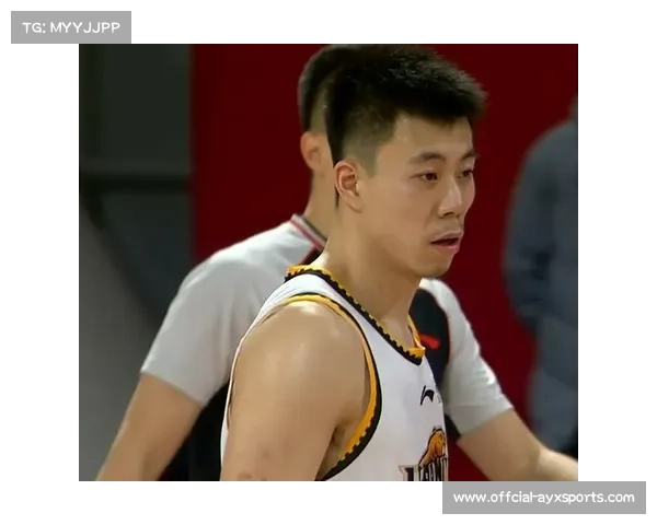 张镇麟发现误伤队友后急忙返回查看，赛场插曲展现球员真实反应